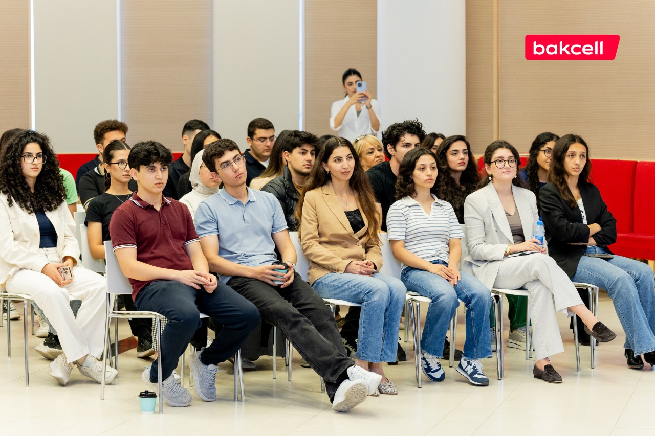 "Bakcell"in baş icraçı direktoru ADA Universitetinin tələbələri ilə görüşüb - FOTOLAR